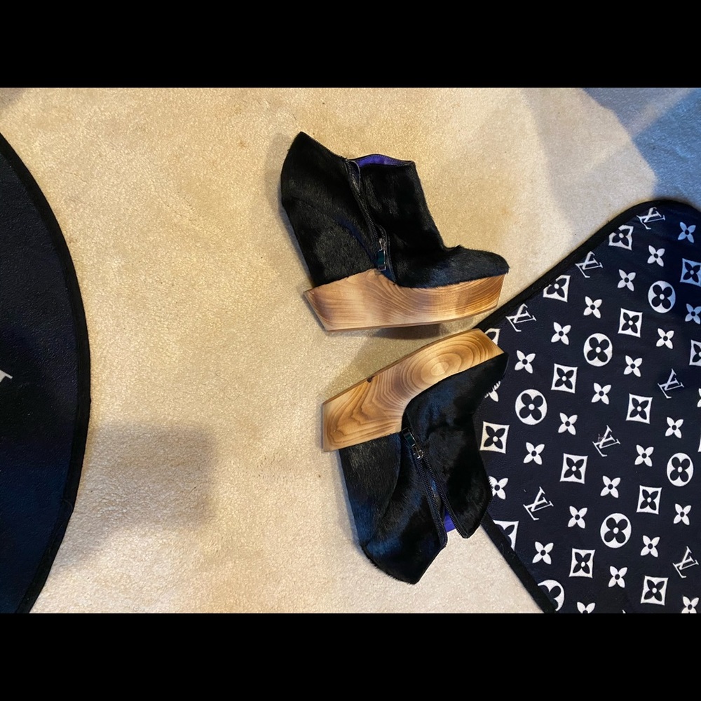 Shoes - Picture 5 of 10